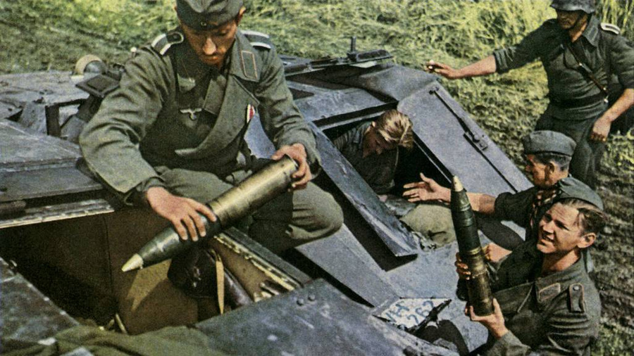 Немецкие солдаты загружают боеприпасы в штурмовое орудие, Вторая мировая война. Обложка © Getty Images / Culture Club