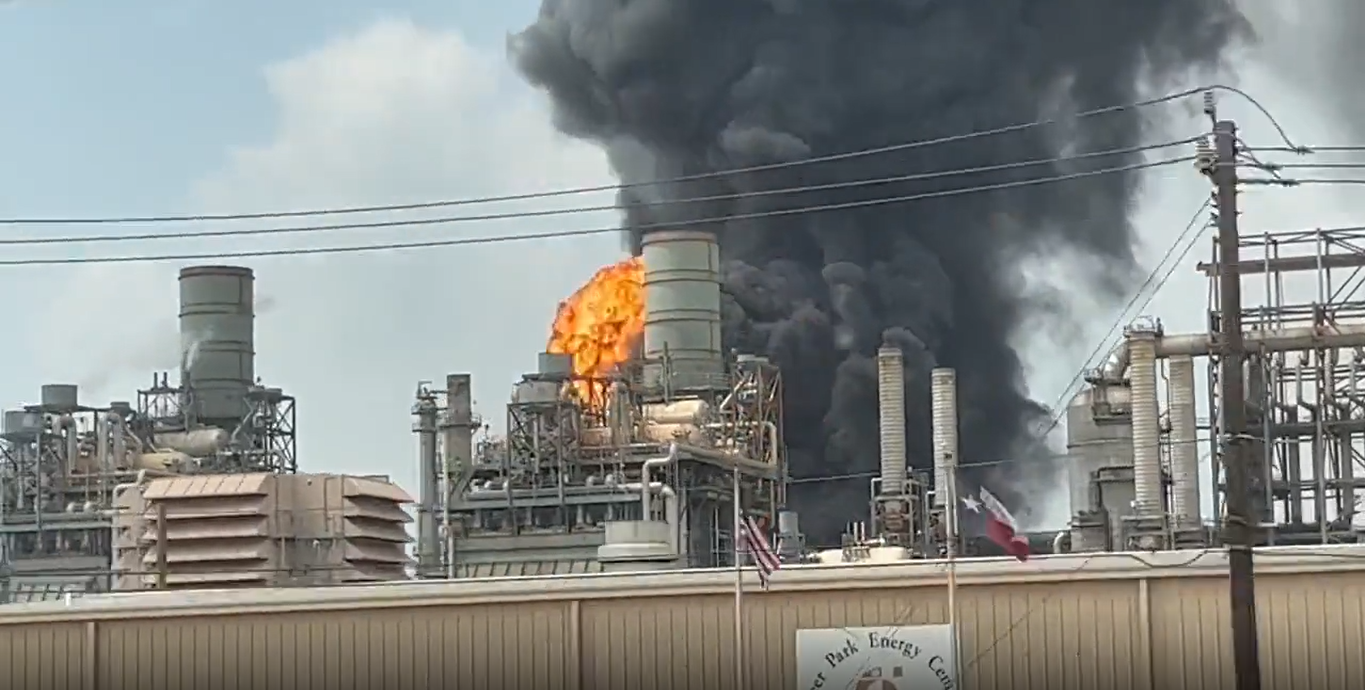 Нефтеперерабатывающий завод Shell загорелся под Хьюстоном, есть пострадавшие