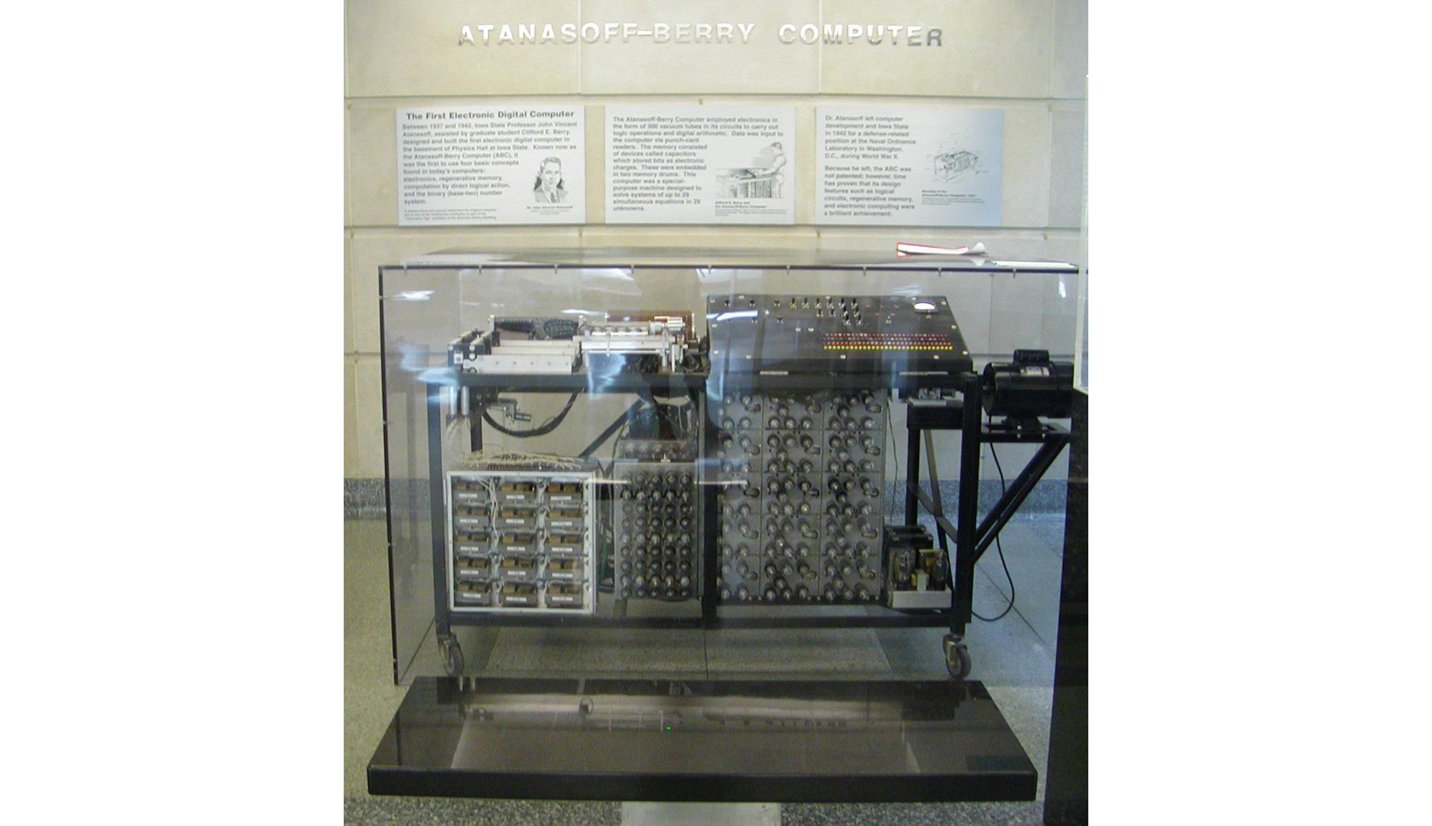 Первый в мире компьютер назывался ABC. Фото © Wikipedia