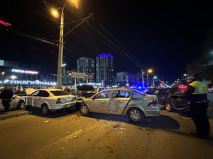 В Симферополе столкнулись девять автомобилей из-за вылетевшего на шоссе "фольксвагена"