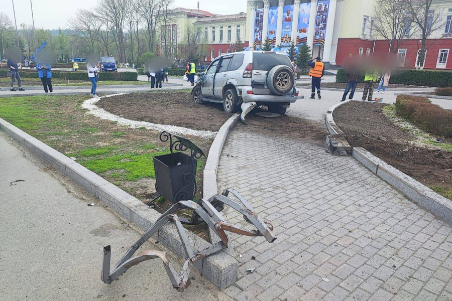 Место ДТП, где водитель Land Cruiser Prado протаранил людей на остановке. Фото © Telegram / Полиция Приморья prim_police