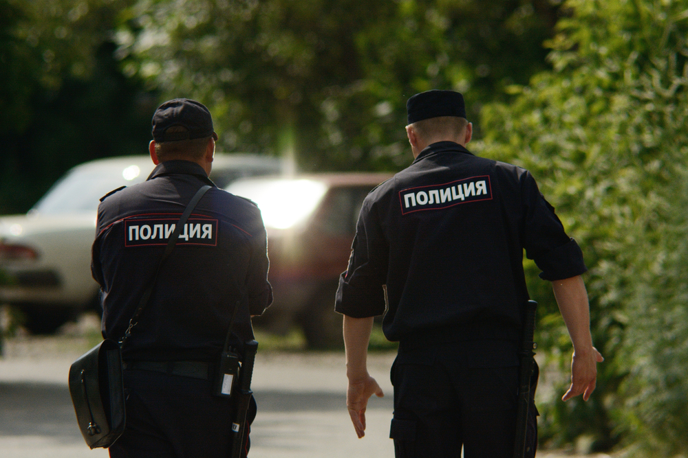 Странный свёрток с торчащими трубками обнаружили возле газовой станции в одном из районов Москвы