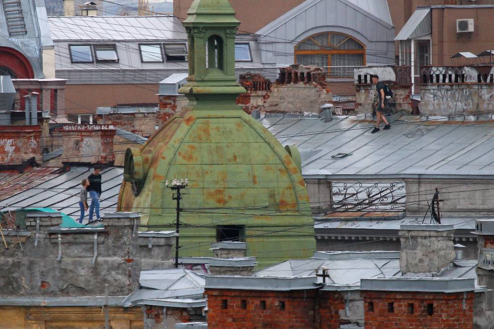 Руферы-гиды прогулялись с полицейскими по крышам Петербурга и подпали под уголовку