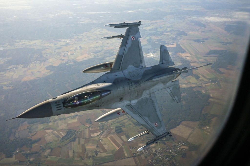 В зоне риска: В чём опасность передачи Киеву истребителей F-16
