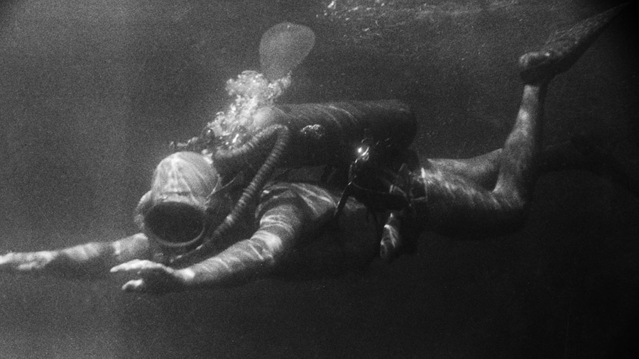 Человек использует один из первых аквалангов. Фото © ТАСС / Леонид Доренский