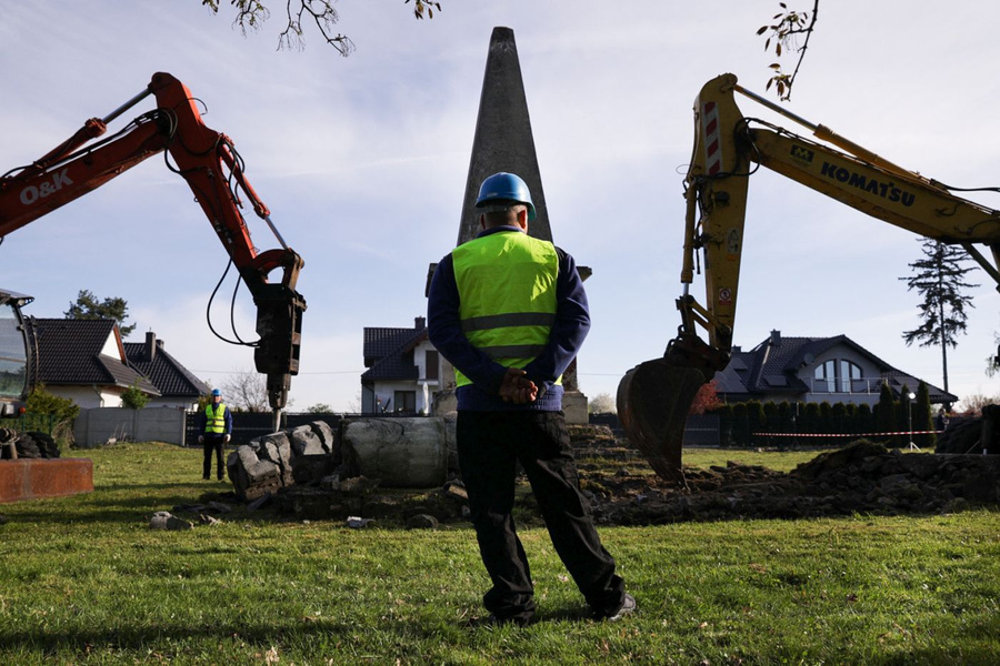 Демонтаж памятника Благодарности Красной армии в польском Глубчице. Обложка © IPN / Mikołaj Bujak
