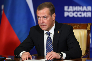 Медведев назвал покушение на Прилепина "нападением нацистских экстремистов"