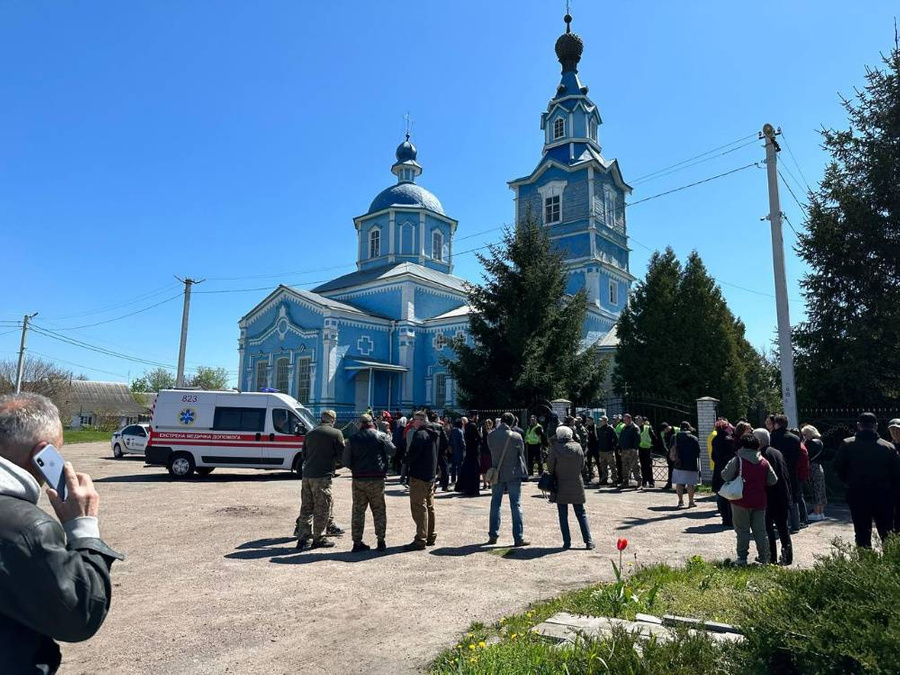 Для прихожан заблокировали вход в храм УПЦ в Киевской области. Фото © Telegram / Украинская православная церковь
