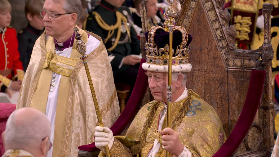 Карл III коронован. Фото © YouTube / The Royal Family