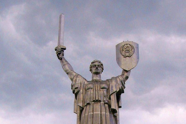 Монумент "Родина-мать" в Киеве. Обложка © Wikipedia