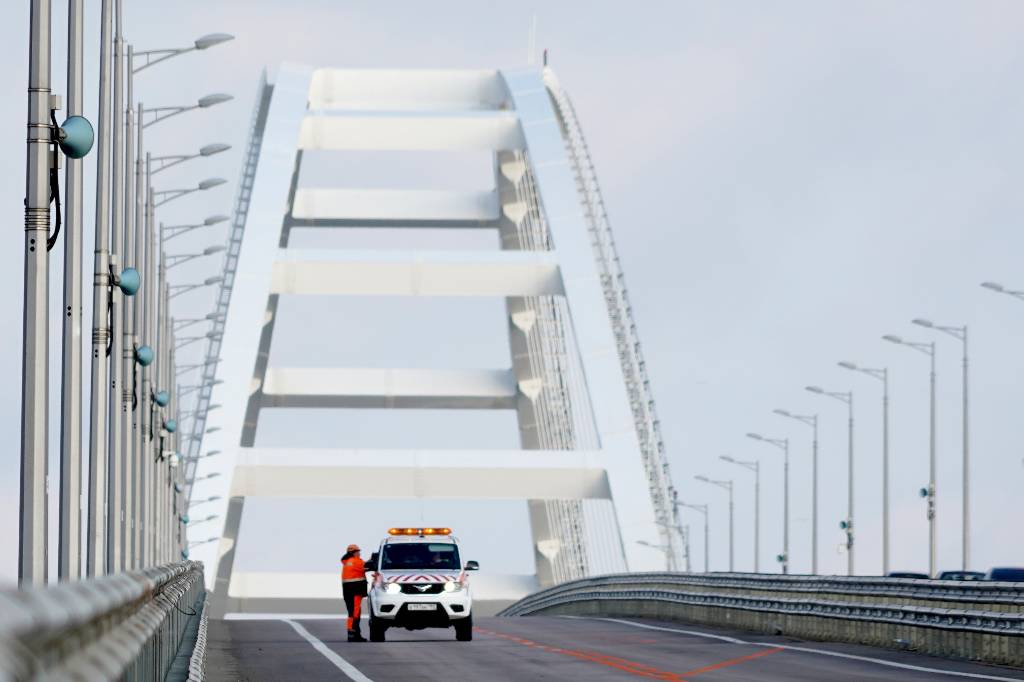 Проезд по крымскому мосту сегодня. Движение по Крымскому мосту возобновили. Крым мост закрыт. Движение по Крымскому мосту было перекрыто. Движение по Крымскому мосту сегодня открыто ли.