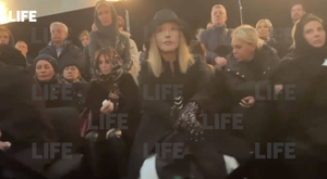Опубликовано первое видео с Пугачёвой на похоронах модельера Юдашкина