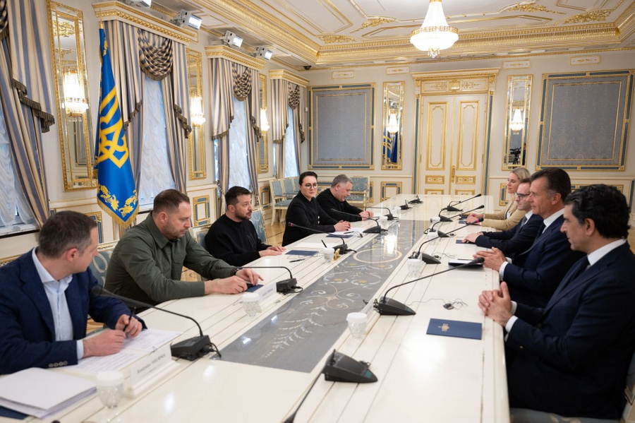 <p>Зеленский во время встречи с руководством компании BlackRock. Обложка © <a href="https://www.president.gov.ua/ru/news/prezident-proviv-zustrich-iz-kerivnictvom-najbilshoyi-u-svit-82725" target="_blank" rel="noopener noreferrer">Сайт </a>президента Украины</p>