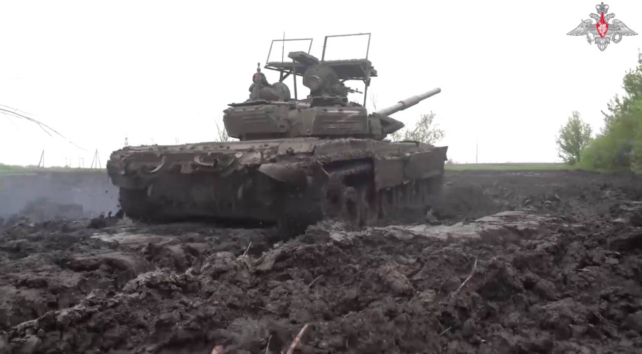 Военные России начали использовать скворечники для защиты танков