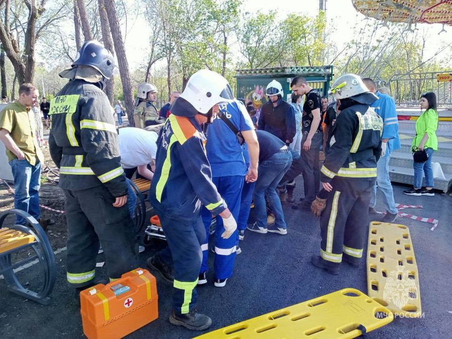 Оказание помощи пострадавшим при обрушении карусели в Оренбурге. Обложка © t.me / pojarnoe_depo