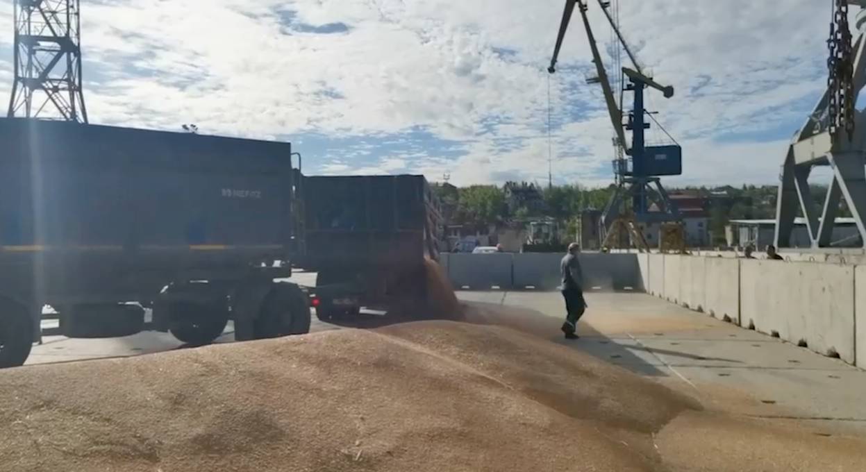 В Мариуполе загрузили первое судно зерном из ДНР