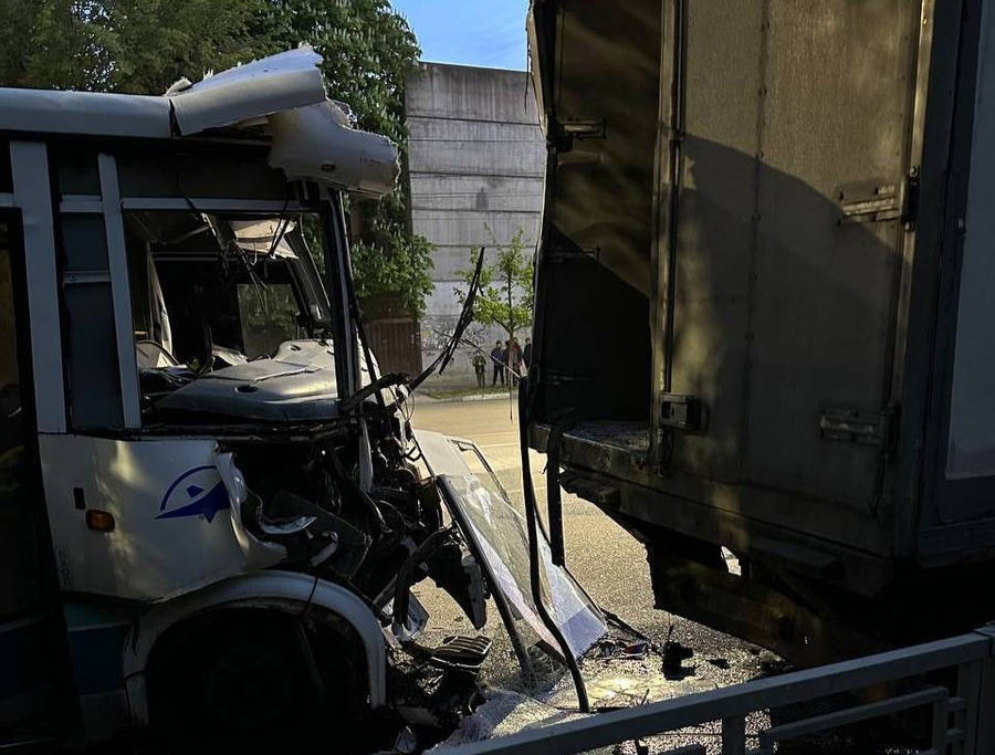 В Воронеже автобус столкнулся с грузовиком. © Telegram / Vestivrnru