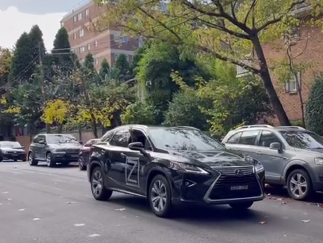 Автопробег стартовал у здания Генерального консульства России в Сиднее. Фото © Telegram / Генеральное консульство России в Сиднее