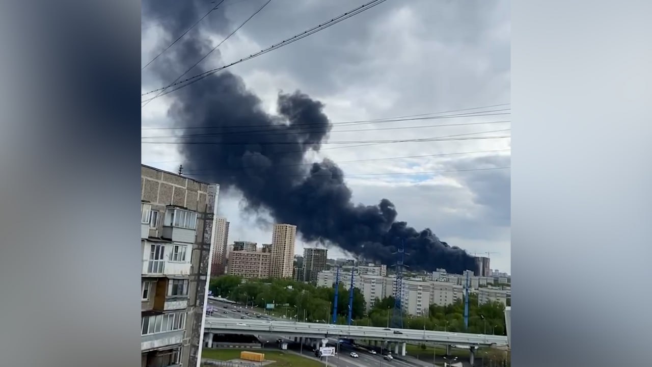 На западе Москвы поднялись клубы дыма от масштабного пожара