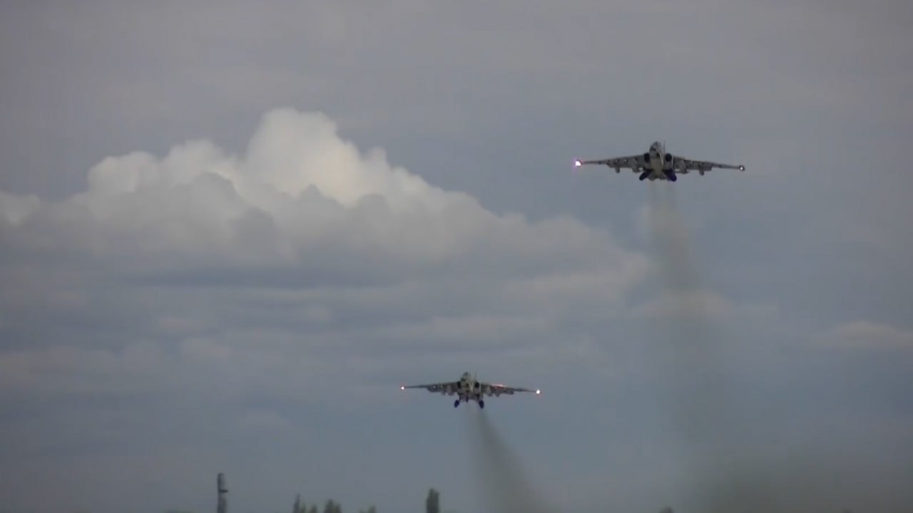 Российские Су-25 уничтожили замаскированные укреплённые полевые позиции ВСУ