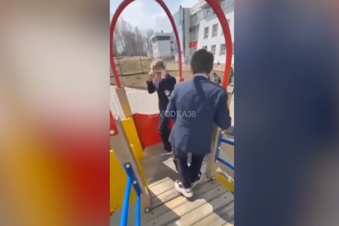 Иркутские школьники скинули первоклашку с высокой горки под хохот сверстников