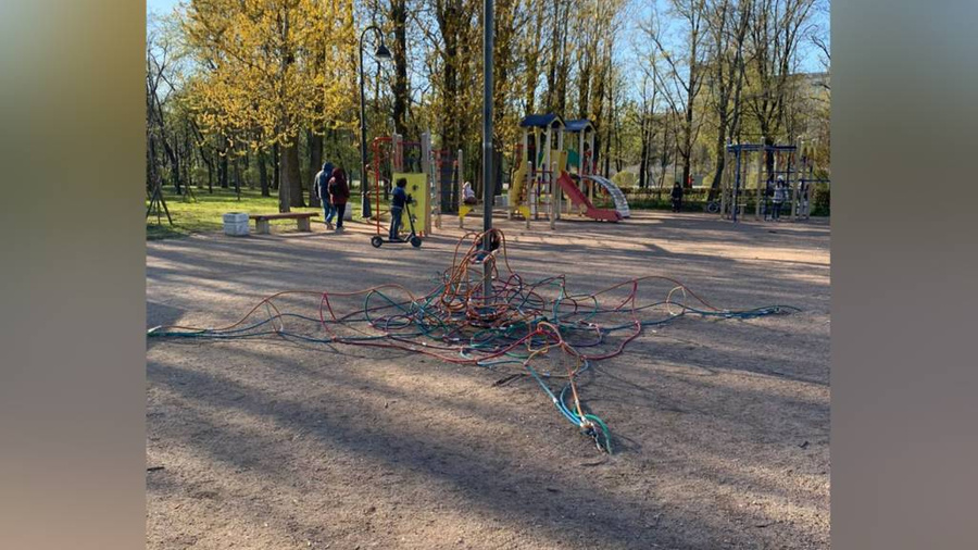 В петербургском парке оборвалась канатная паутина, на которой было шестеро детей. Обложка © Telegram / Прокуратура г. Санкт-Петербурга
