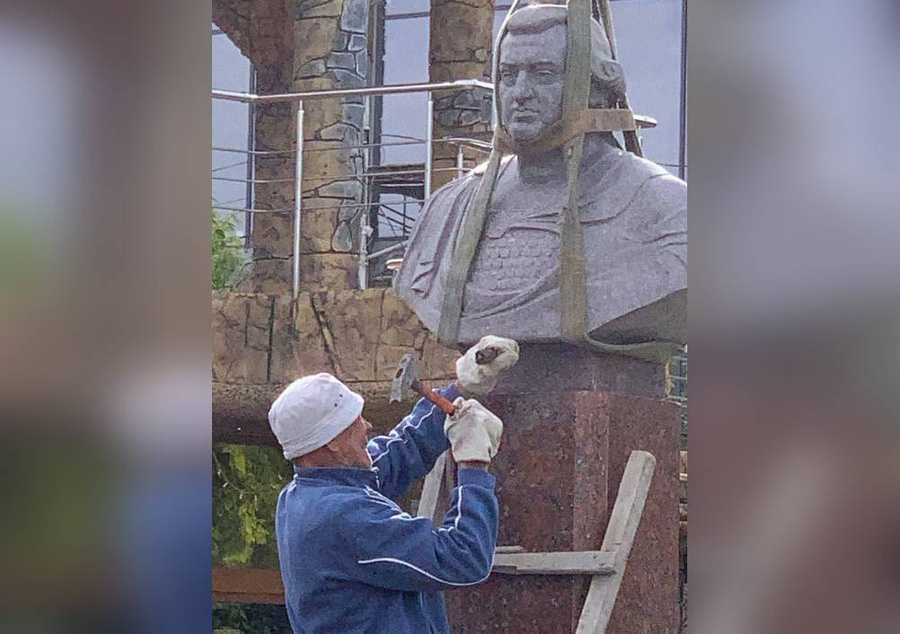 Снос памятника Потёмкину в Николаеве. Фото © VK / Владимир Солдатов