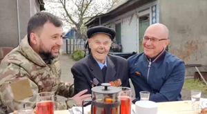 В ДНР провели персональный парад для 105-летнего ветерана