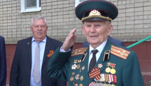 Военнослужащие полигона Капустин Яр поздравили "Смуглянкой" 96-летнего ветерана 