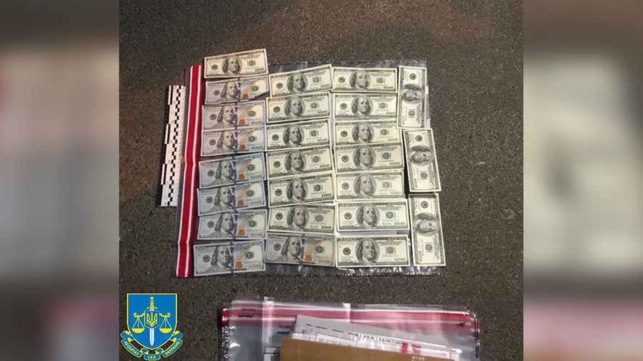 Деньги, которые одесский военный получил от уклонистов. Фото © Прокуратура Украины