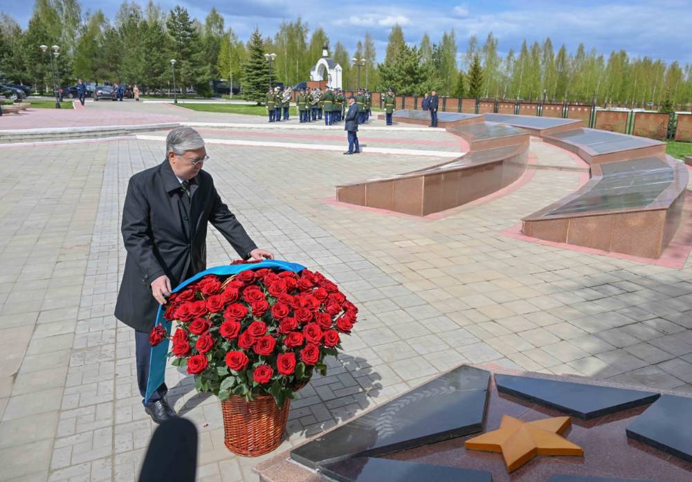 Президент Казахстана Токаев возложил цветы к мемориалу во Ржеве