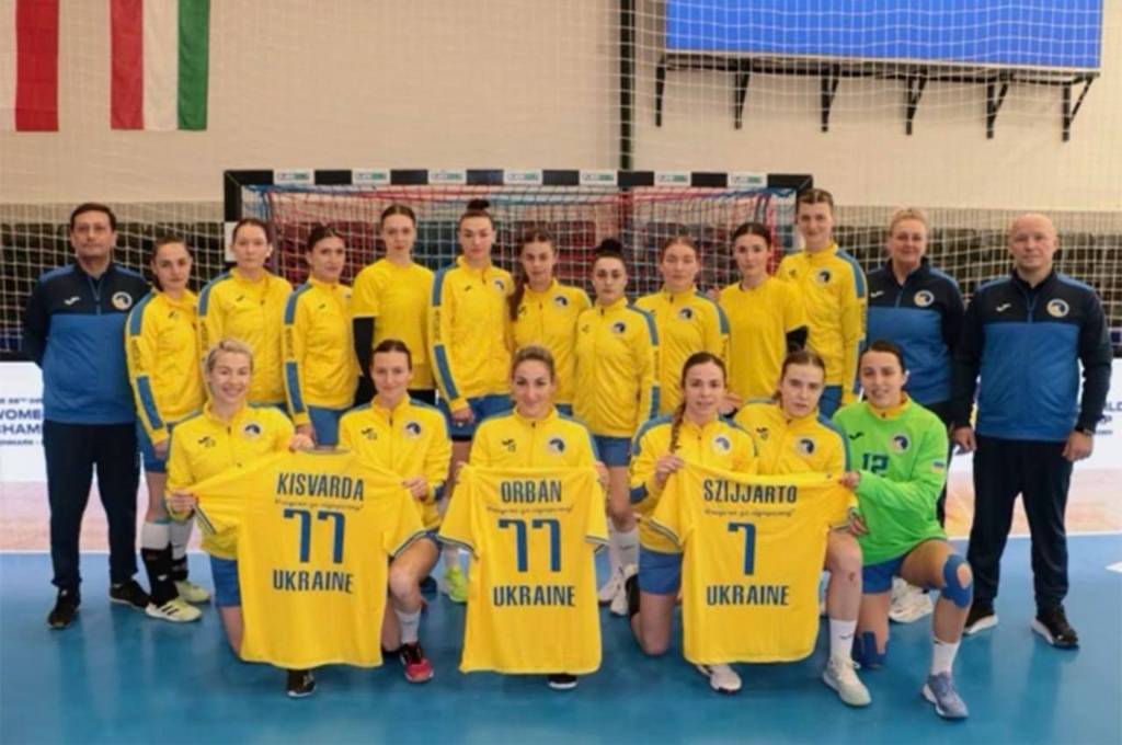 Женская сборная Украины по гандболу выступила в футболке с фамилией Орбана