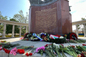Цветы у памятника советскому Воину-Освободителю в Вене. Фото © Telegram / Посольство России в Австрии