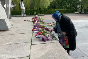 Жители Полтавы несут цветы к памятнику советским воинам на мемориале "Солдатская слава". Фото © "Суспильне"