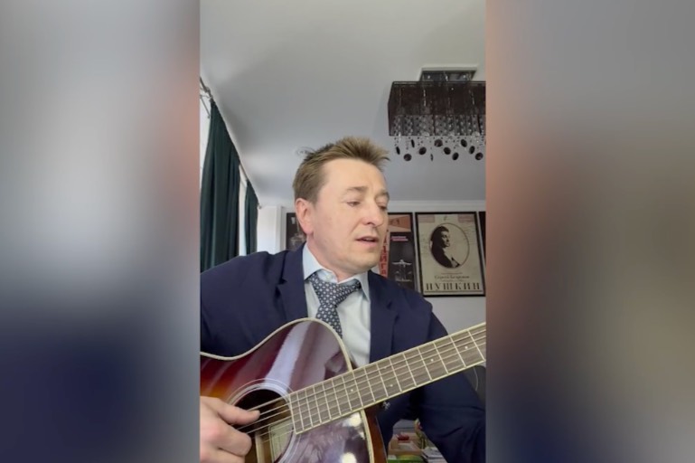 Мы так давно не отдыхали: Безруков под гитару поздравил россиян известной песней о Победе