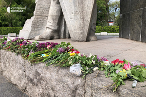 Жители Полтавы несут цветы к памятнику советским воинам на мемориале "Солдатская слава". Фото © "Суспильне"