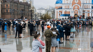 Более 190 пар станцевали "Вальс Победы" под дождём в Хабаровске