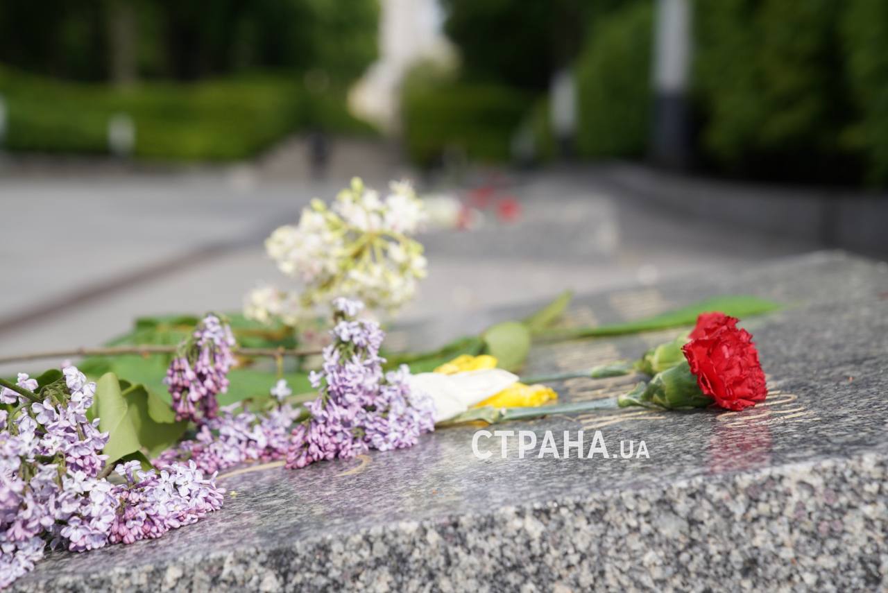 Жители Киева несут цветы к Вечному огню. Фото © "Страна.ua"