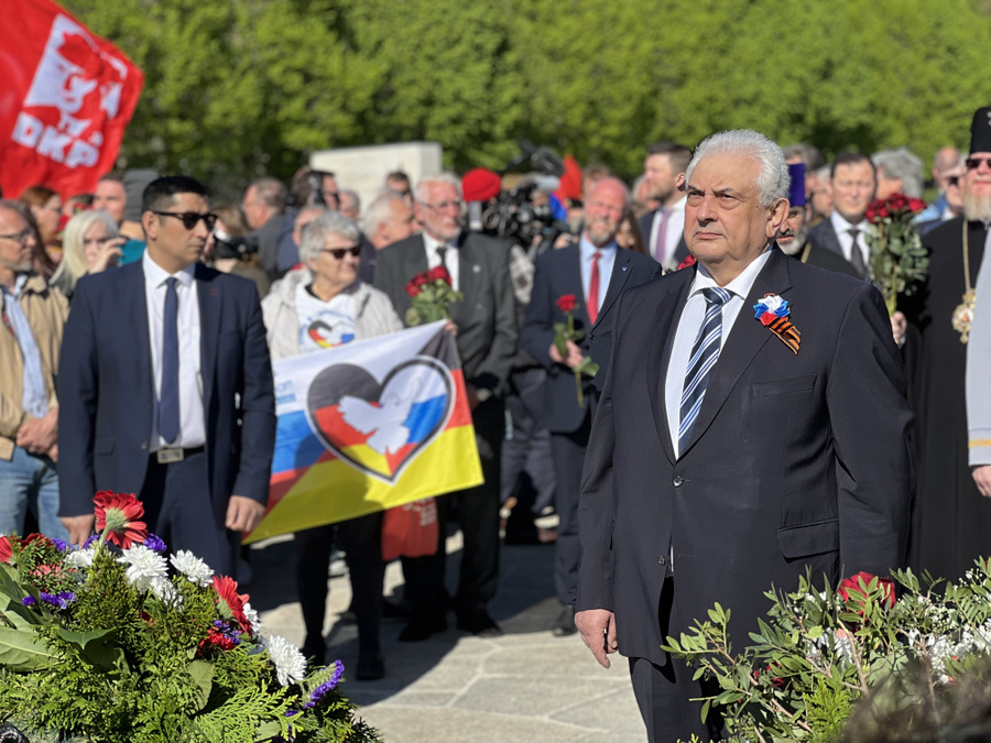 Сотни людей почтили память воинов-освободителей в Берлине. Фото © Twitter / RusBotschaft 