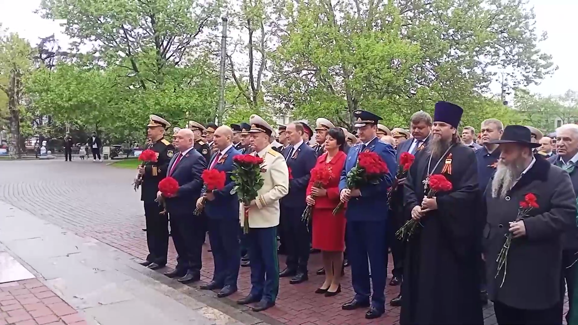 Развожаев возложил цветы к мемориальной стене в честь обороны Севастополя