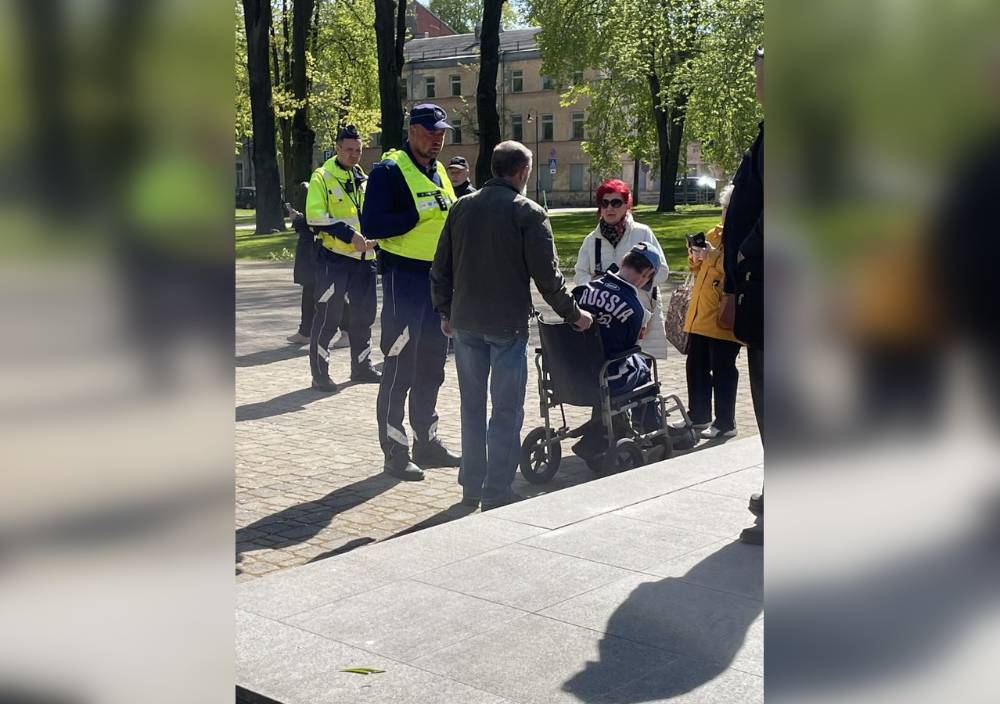 Инвалида-колясочника насильно раздели в Латвии из-за надписи Россия на одежде