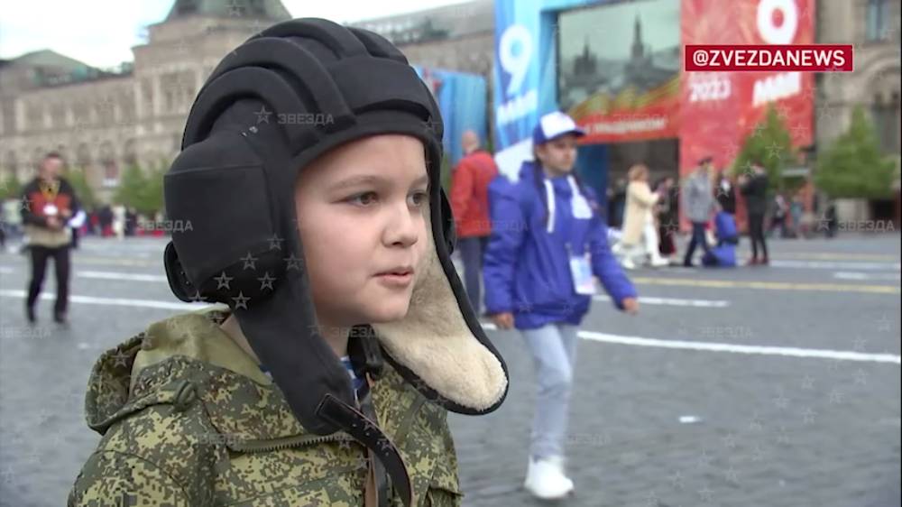 Белгородский мальчик Алёша приехал на Парад Победы в Москву в шлемофоне от бойцов СВО