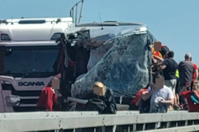 Около 40 человек пострадали в жутком ДТП с автобусом и двумя фурами в Германии