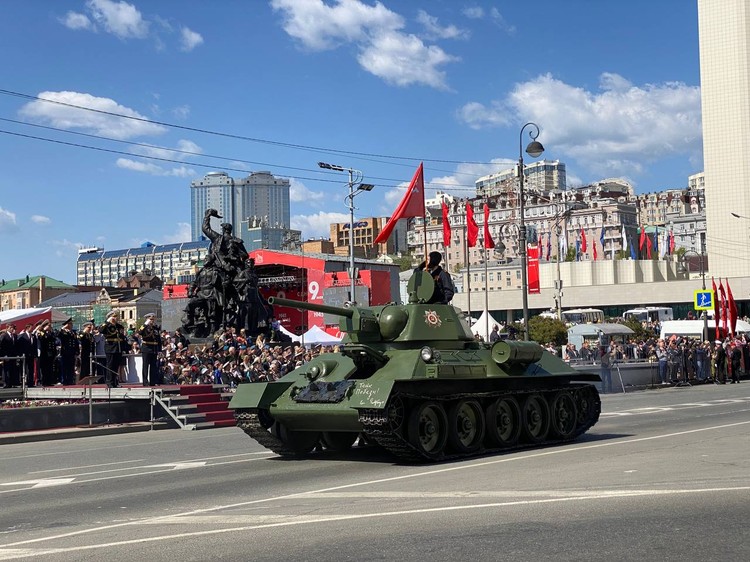 Во Владивостоке прошёл военный парад в честь Дня Победы