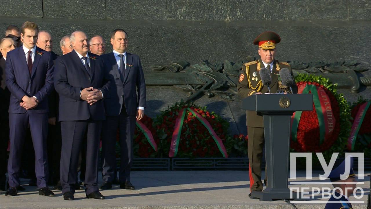 Лукашенко с сыновьями возложил венок к монументу Победы в Минске