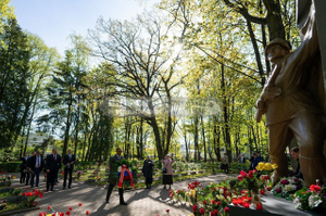Возложение цветов к Могиле Неизвестного Солдата в Риге. Фото © Telegram / Шпроты в изгнании
