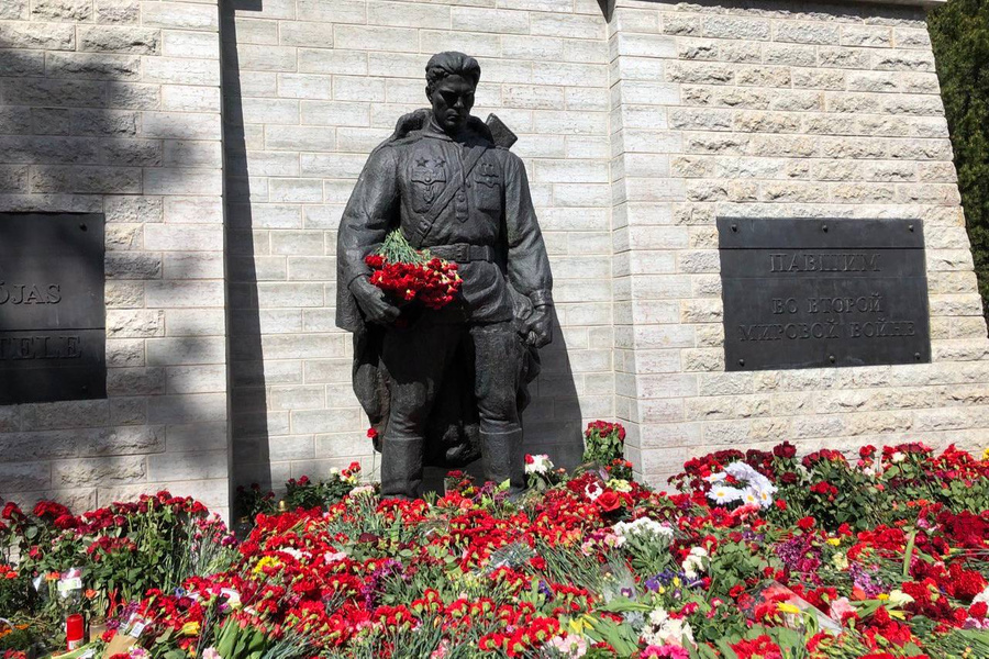 Памятник "Бронзовый солдат" в Таллине советским воинам, павшим в Великой Отечественной войне. Фото © Telegram / BALTNEWS