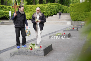Жители Киева несут цветы к Вечному огню. Фото © "Страна.ua"