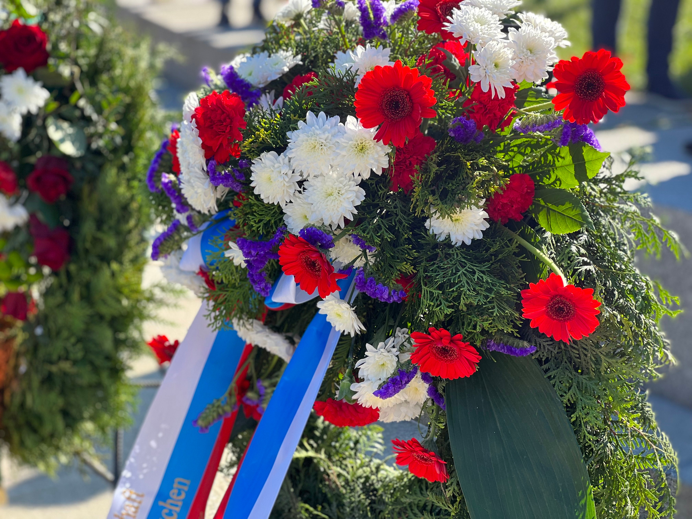 Сотни людей почтили память воинов-освободителей в Берлине. Фото © Twitter / RusBotschaft