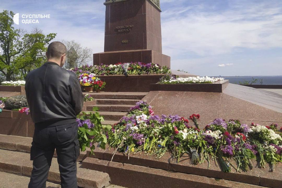 Жители Одессы несут цветы к памятнику советским воинам на Аллее Славы. Фото © "Суспильне"